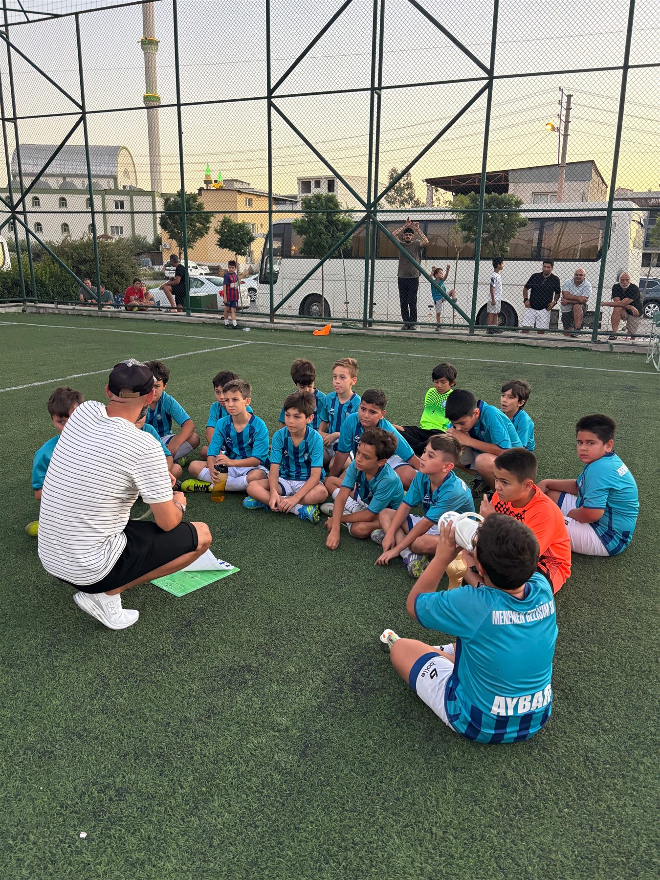 Menemen GSK antrenörü sporculara taktik anlatıyor
