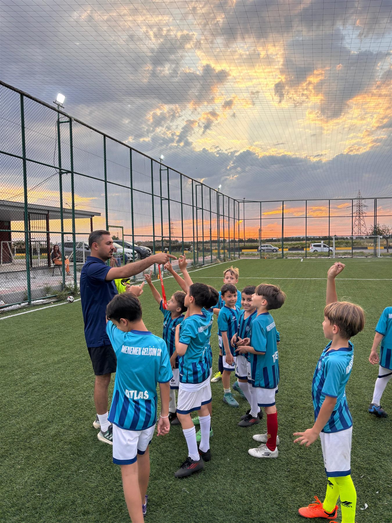 Menemen GSK antrenörü sporcularla sahada