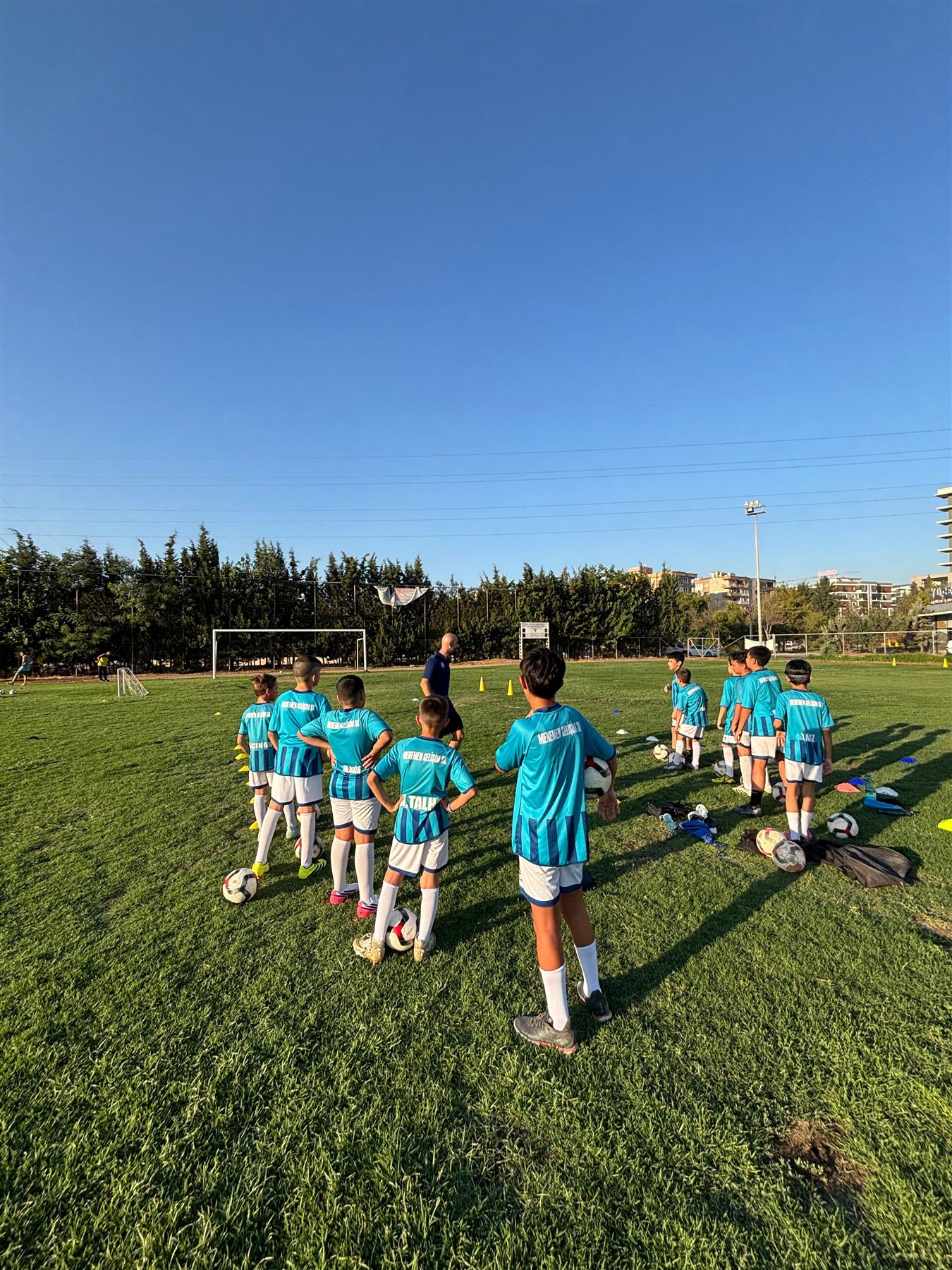 Menemen GSK antrenörü sahada sporculara eğitim veriyor
